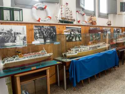 Proseguiamo il nostro tour nella sala didattica museale, una stanza dove sono presenti molteplici modellini donati dalle agenzie marittime locali